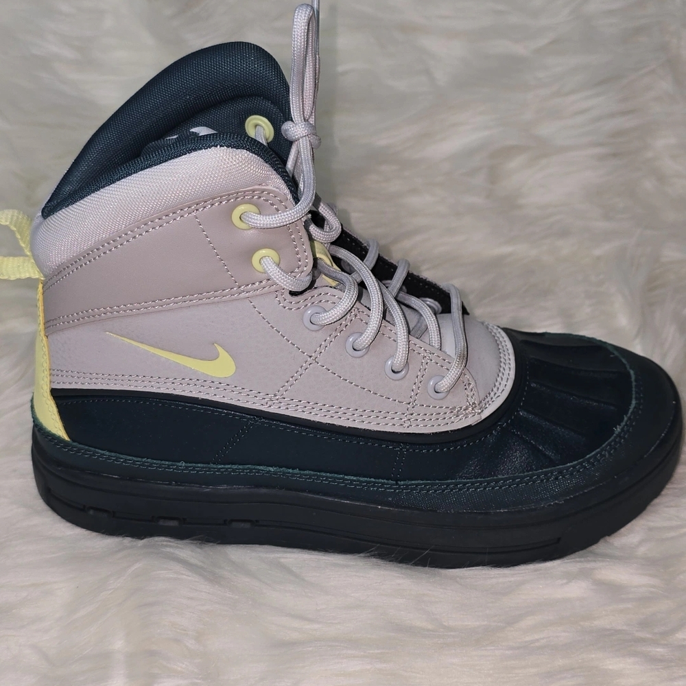 Nike Women's Black and Cream Winter Boots